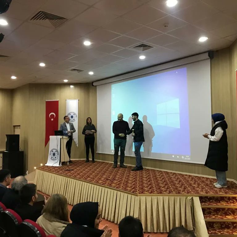 fen_fakultesi's tweet photo. Dekanlığımız tarafından organize edilen Masatenisi ve Satranç turnuvası dereceye giren İsmail Yertürk, Bayram Güdürü, Hekim Akbulut ve Çiğdem İslamoğluna kupa ve belgeleri Rektör Yardımcımız Prof Dr Şenay Baydaş ve Dekan Yardımcımız Prof Dr Atilla Durmuş tarafından takdim edildi https://t.co/zlhnEW1iGC