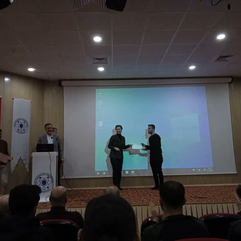 fen_fakultesi's tweet photo. Dekanlığımız tarafından organize edilen Masatenisi ve Satranç turnuvası dereceye giren İsmail Yertürk, Bayram Güdürü, Hekim Akbulut ve Çiğdem İslamoğluna kupa ve belgeleri Rektör Yardımcımız Prof Dr Şenay Baydaş ve Dekan Yardımcımız Prof Dr Atilla Durmuş tarafından takdim edildi https://t.co/zlhnEW1iGC