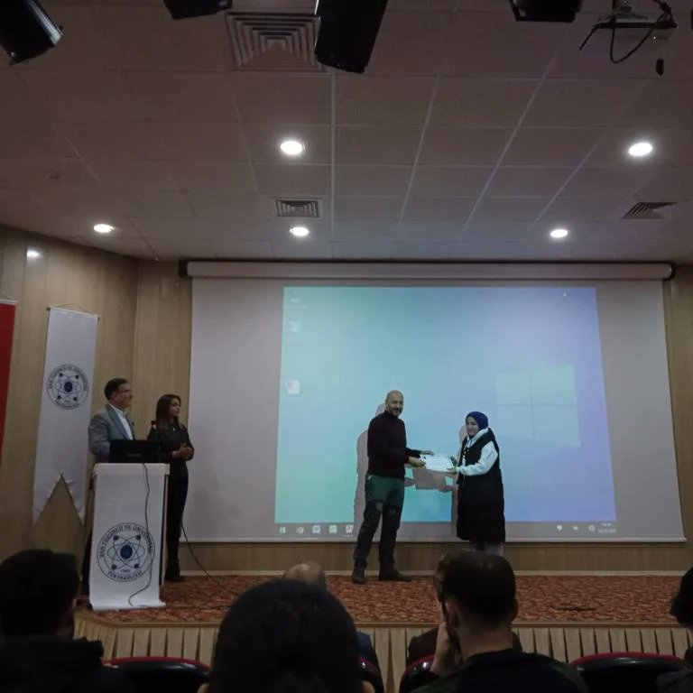 fen_fakultesi's tweet photo. Dekanlığımız tarafından organize edilen Masatenisi ve Satranç turnuvası dereceye giren İsmail Yertürk, Bayram Güdürü, Hekim Akbulut ve Çiğdem İslamoğluna kupa ve belgeleri Rektör Yardımcımız Prof Dr Şenay Baydaş ve Dekan Yardımcımız Prof Dr Atilla Durmuş tarafından takdim edildi https://t.co/zlhnEW1iGC