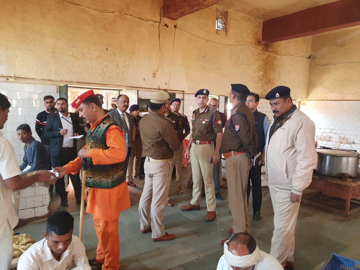 जेल अधीक्षक के साथ केन्द्रीय कारागार #Agra का भी निरीक्षण किया गया। बंदियों की समस्याओं को सुनकर निस्तारण हेतु संबंधित अधिकारी को निर्देशित किया गया। कारागार में कैदियों हेतु आवश्यक सुविधाओं का सत्यापन किया गया।