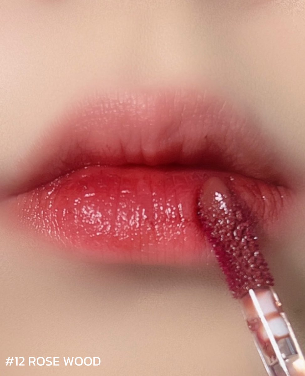 smilexjynx's tweet photo. สีสุดท้าย 12 Rose Wood สีนี้คือเหมาะกับช่วงคริสต์มาสมาก จะทาให้ได้สีแดงอ่อนๆ ก็ได้ หรือใครชอบโทนเข้มแดงเชอรี่หน่อยๆ ก็ทาซ้ำจะได้แดงก่ำๆ ทาแล้วดูหน้าไบร์ทขึ้นด้วยอ่ะ ชอบสีไหนไปตามได้นะ พิกัดหน้าร้าน #Merrezca #Eveandboy #Beautrim #ลิปGlowinkสวยวิ้งค์ทุกวัน #รีวิวMerrezca https://t.co/CfPqwm54IR