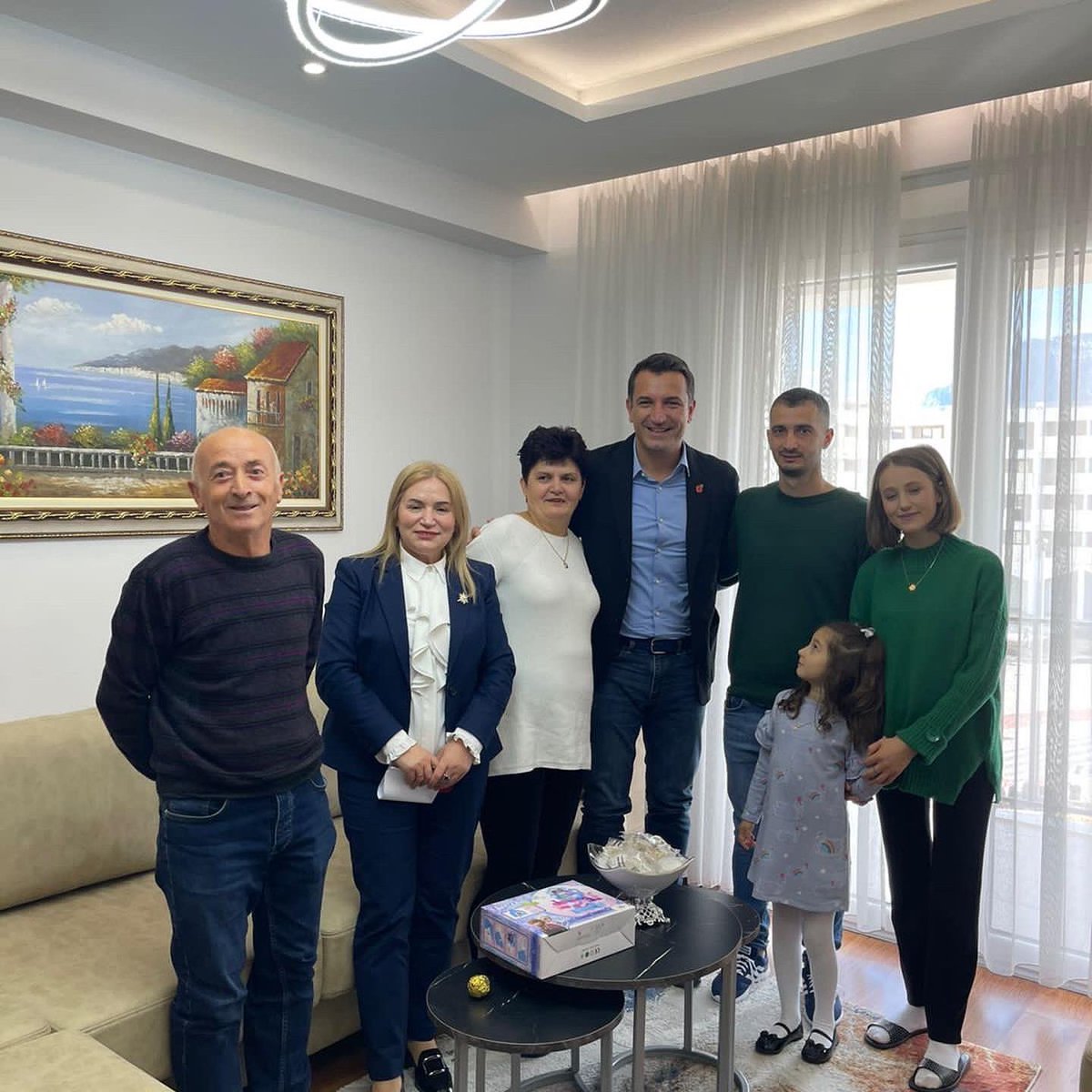 erionveliaj's tweet photo. ❤️ mal për 👨👩👧👦 e bukur të Bujarit, Halimes, Erjonit, Erionës e Asjan e vogël & për çiftin e të moshuarve Jonuz e Drita Zhuta, të cilët lanë shtëpitë e tyre të dëmtuara rëndë nga tërmeti në Pallatin nr.4 në rr.“Myslym Keta”, e prej 1️⃣ viti janë sistemuar te lagjja e re te “5 Maji”. https://t.co/sL613tEzxV