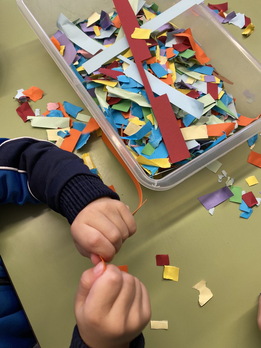 SeCreativo__'s tweet photo. ¡Buenas tardes! Hoy os traemos un material muy simple a la vez que muy importante: Pellizcado de papel y cartón. Con este ejercicio los niños trabajarán las pinzas con la mano y estaremos ayudando a mejorar su motricidad fina. 

¡Muy recomendable! 😁 https://t.co/FlaFIKQkIE