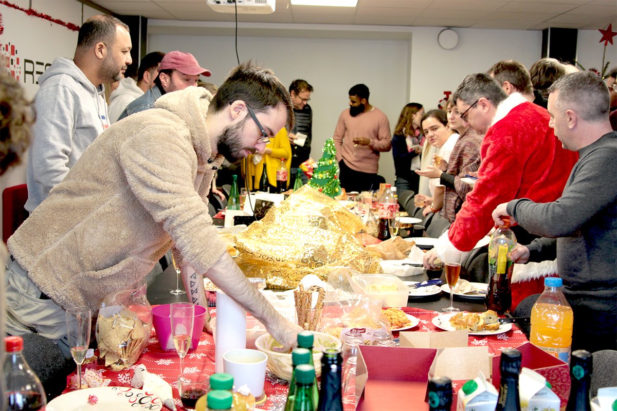 resoneo's tweet photo. Chez RESONEO, c'est déjà Noël 🎄🎅🥂 #insideResoneo #noel2022 https://t.co/LbqEYCHkOw