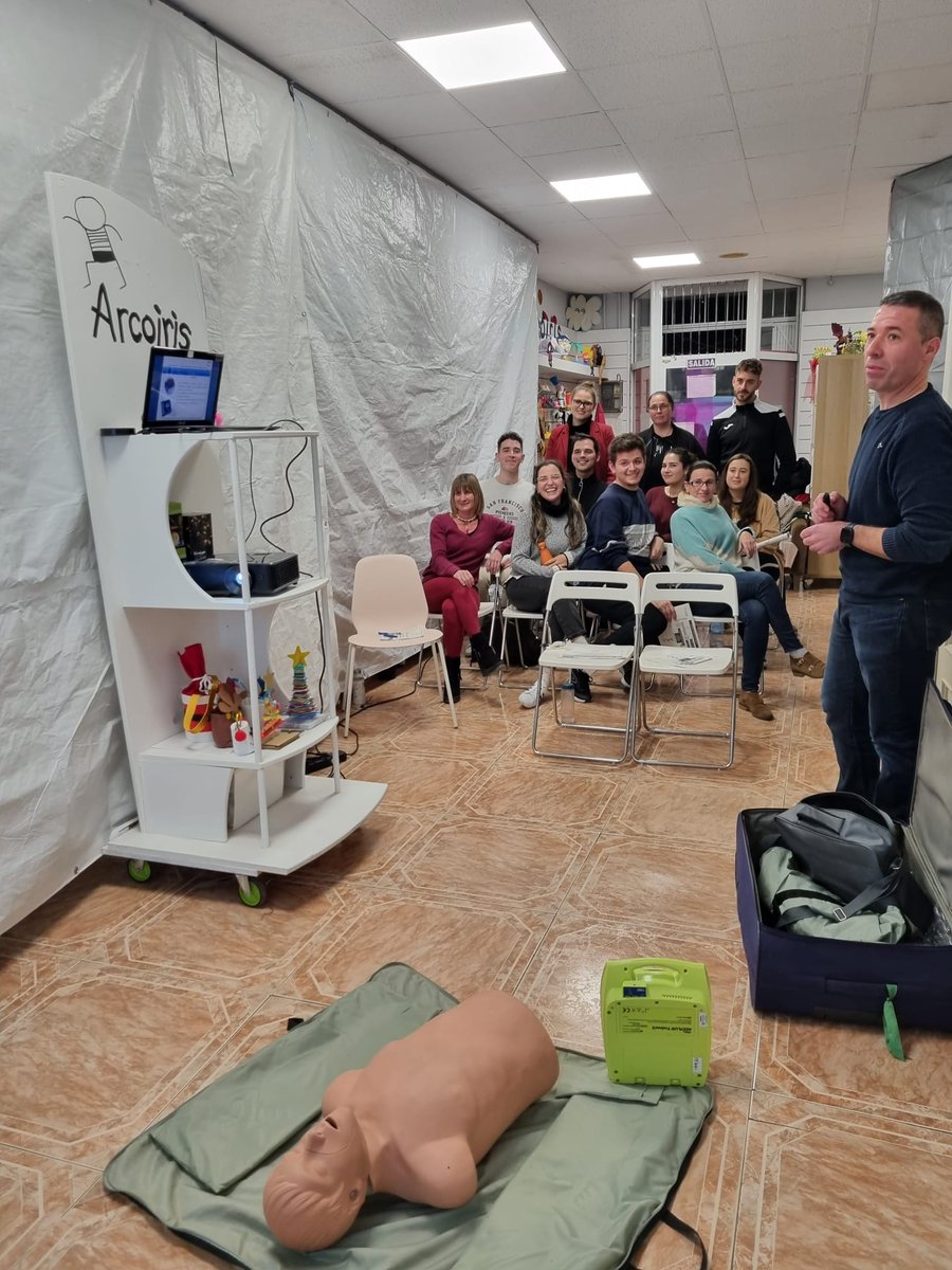 MediLifeTrainin's tweet photo. Si es importante la formación en RCP y uso del desfibrilador para todos los colectivos, es vital para aquellos profesionales que cuidan de nuestros hijos.
Los monitores de Proyectos Educativos Arco Iris S.L se han formado en estas técnicas de reanimación. 
#desfibrilador #rcp https://t.co/EQgzIKf16Y