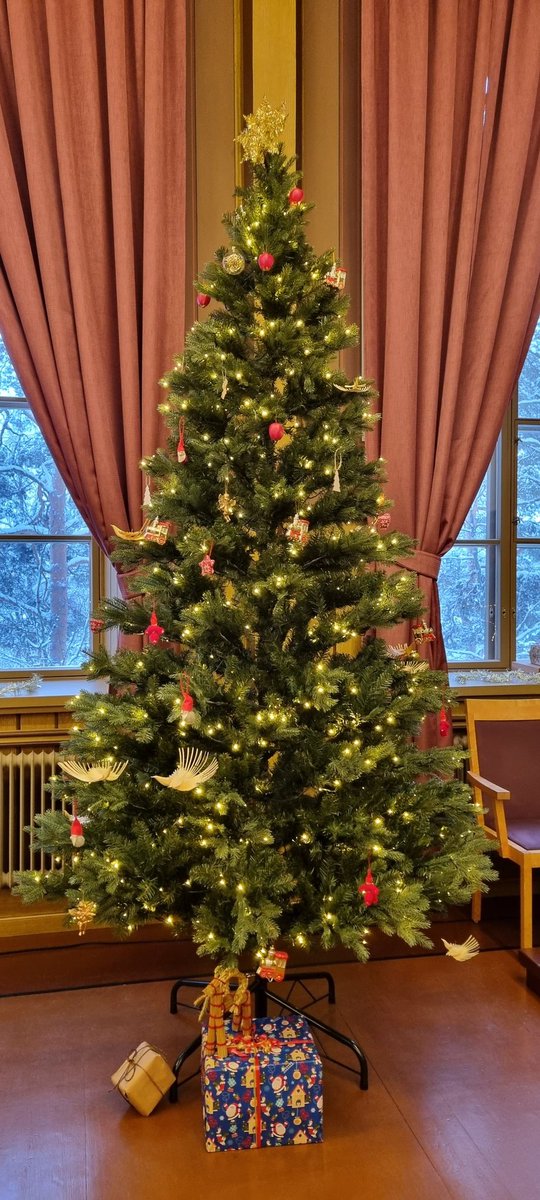 tiinanygren's tweet photo. Odotusta ilmassa. #jyuemba kuusijuhla ja emba-diplomien jako käynnistymässä #menestyjohtajana  #johtaminen https://t.co/ocPkyZEHLl