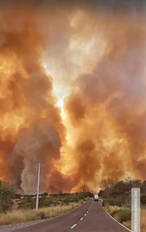 sarayacl's tweet photo. Increíble mi #chile todos los canales hablando del humo en #santiago, pero la noticia real son los incendios. 
Fotos de vecinos #santodomingo @chilevision @canal13 @24HorasTVN @Emol @alvarez_monse https://t.co/YQ4j8I6xCN