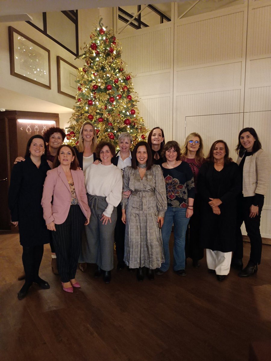 EVAPasociacion's tweet photo. 📸 Nuestras #MujeresEVAP a la finalización del foro "Retos en el contexto socioeconómico actual". 

#SomosEVAP https://t.co/w92AOxot5b