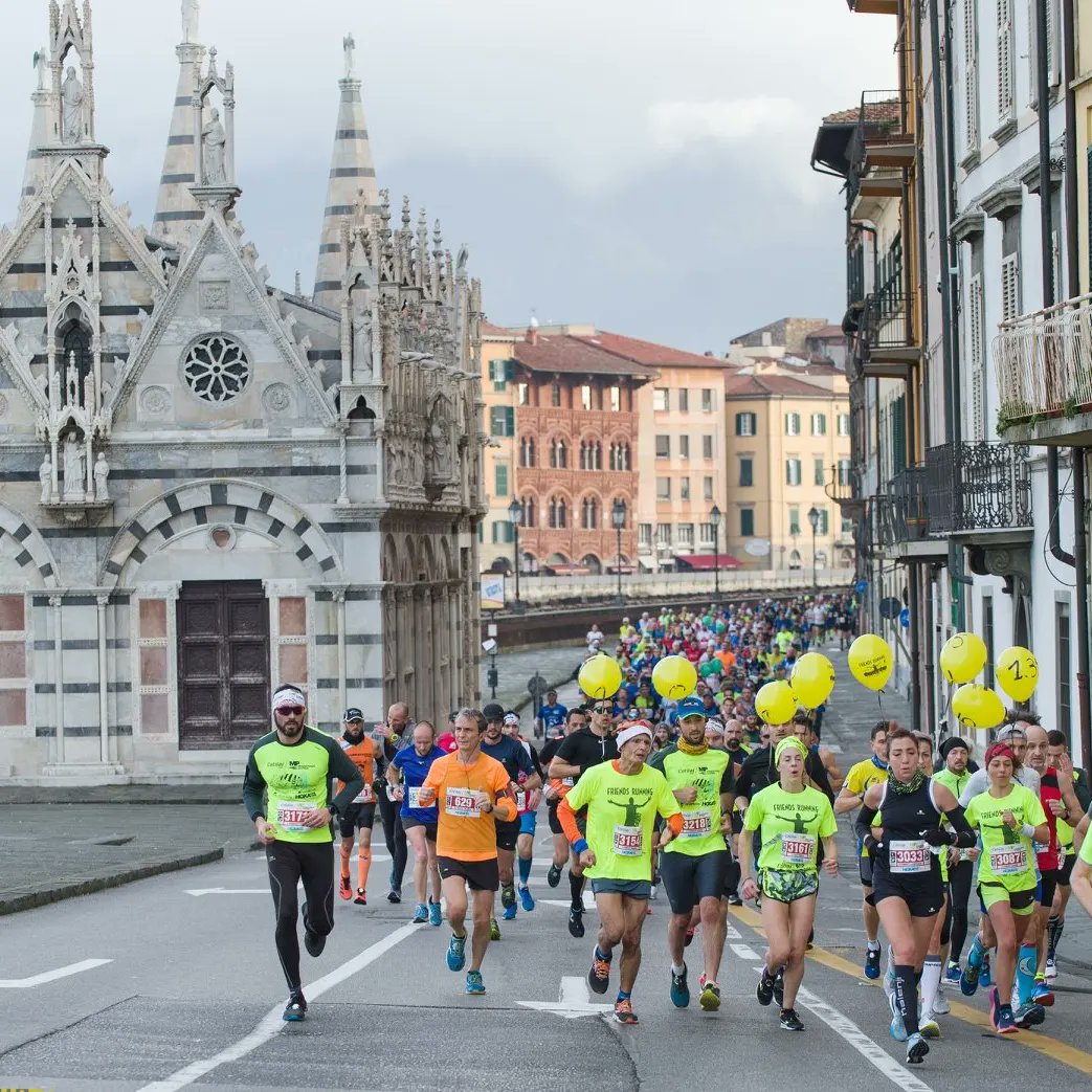 RuncardItalia's tweet photo. 𝗣𝗜𝗦𝗔𝗔𝗔𝗔!
🏃 Oltre 2000 atleti per l'ultima maratona nazionale del 2022!

📍 Maratona di Pisa
🗓️ 18 dicembre 2022
🕒 9.00
P: Piazza Manin
A: Piazza dei Miracoli

👉  Il calendario completo del weekend: https://t.co/hcOrQ1dZJY
#runcard #Running #pisa #marathon #weekend https://t.co/Mrw1zRZZ1j