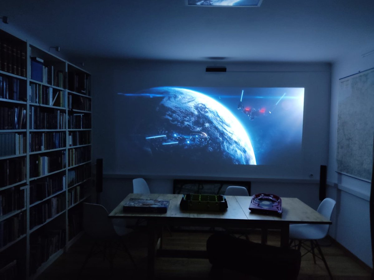 DrIngEndres's tweet photo. Star Trek #Weihnachtsvorlesung #stvl lief natürlich auch bei mir live im Wohnzimmer. Vor Ort wäre cooler gewesen, aber am Kamin war's halt auch gemütlich... https://t.co/Hq9msBHgdg