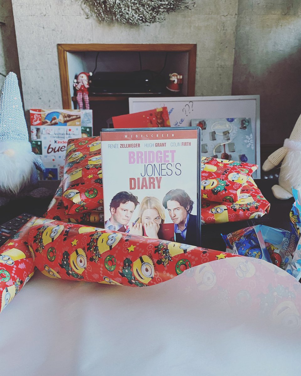 wingingthislife's tweet photo. Today’s Christmas wrapping film is …..

#christmaswrapping #bridgetjones #bridgetjonesdiary 

Who doesn’t love a bit of Mr Darcy and @HackedOffHugh 💙 https://t.co/Cb7jgxHmMQ