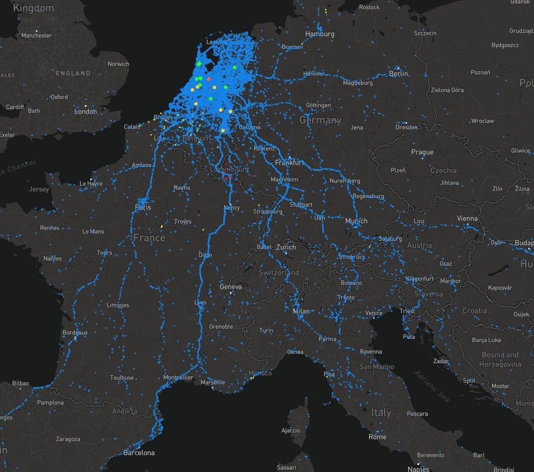 Love this map! 🇳🇱 

Map shows the roads Dutch people use for their holidays (every blue dot is one person using a traffic app).