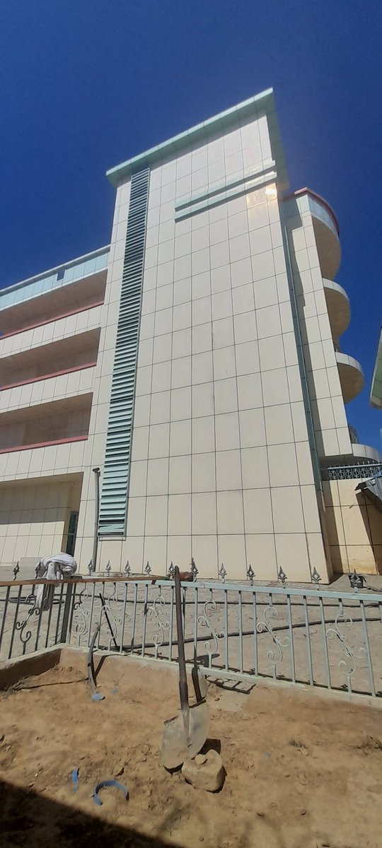 Poulaecommerce's tweet photo. BUILDING À LOUER À N'DJAMENA 
Quartier : Ndjari , Rond point Sner
Prix : 7 000 000F par mois
Parking : 15  voitures
40 chambres avec  Douches internes 
Tel:+23566938240 
WhatsApp : +23593469905
#poulaecommerce
#ong #oilfieldservices  #banque 
https://t.co/Q7iHtNQ3P1 https://t.co/WcGe6OMvku