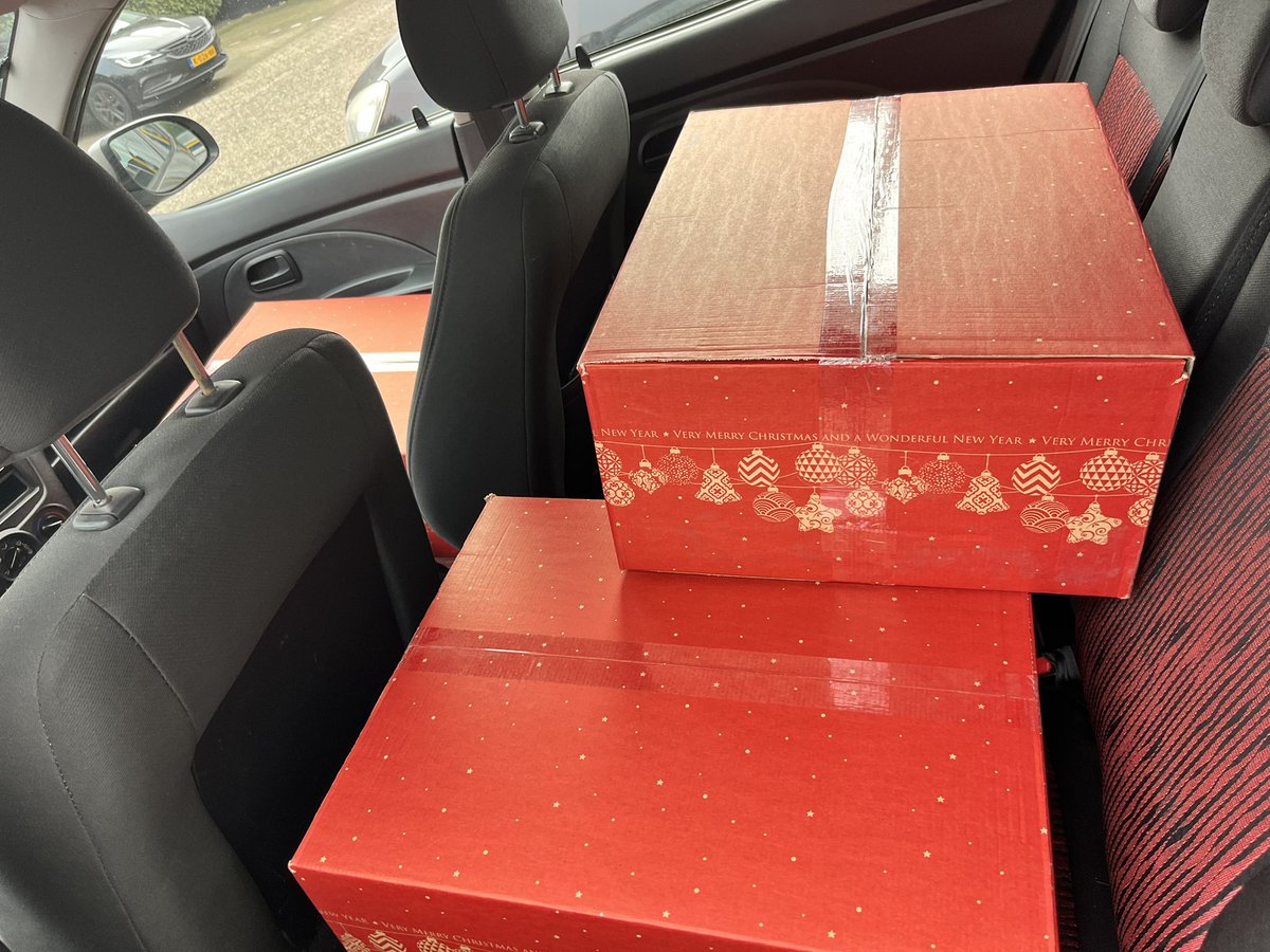 kimskinskipster's tweet photo. Ook met kerst ben ik actief. Ondertussen heb ik en drie collegas hun kerstpakket gedoneerd tbv gezinnen die t goed kunnen gebruiken. Een bemiddelaar van WIJeindhoven komt deze ophalen en brengt ze naar die gezinnen #warmhart #gebaar #saamhorigheid https://t.co/x1RAS5iArV
