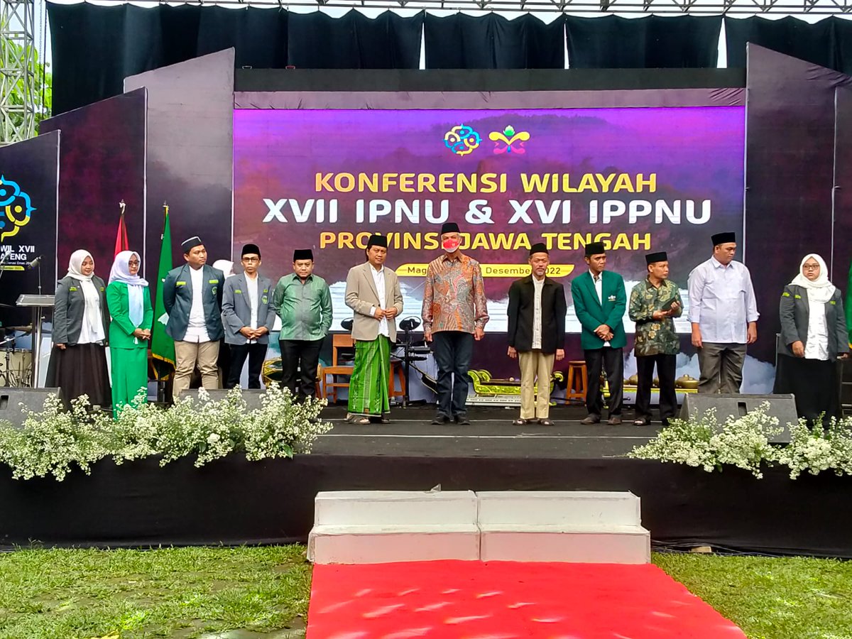 Gubernur <a href="/ganjarpranowo/">Ganjar Pranowo</a> membuka Konferensi Wilayah IPNU-IPPNU di API SW Secang Magelang. Heran aku, bisa bikin histeris adik-adik IPPNU.
