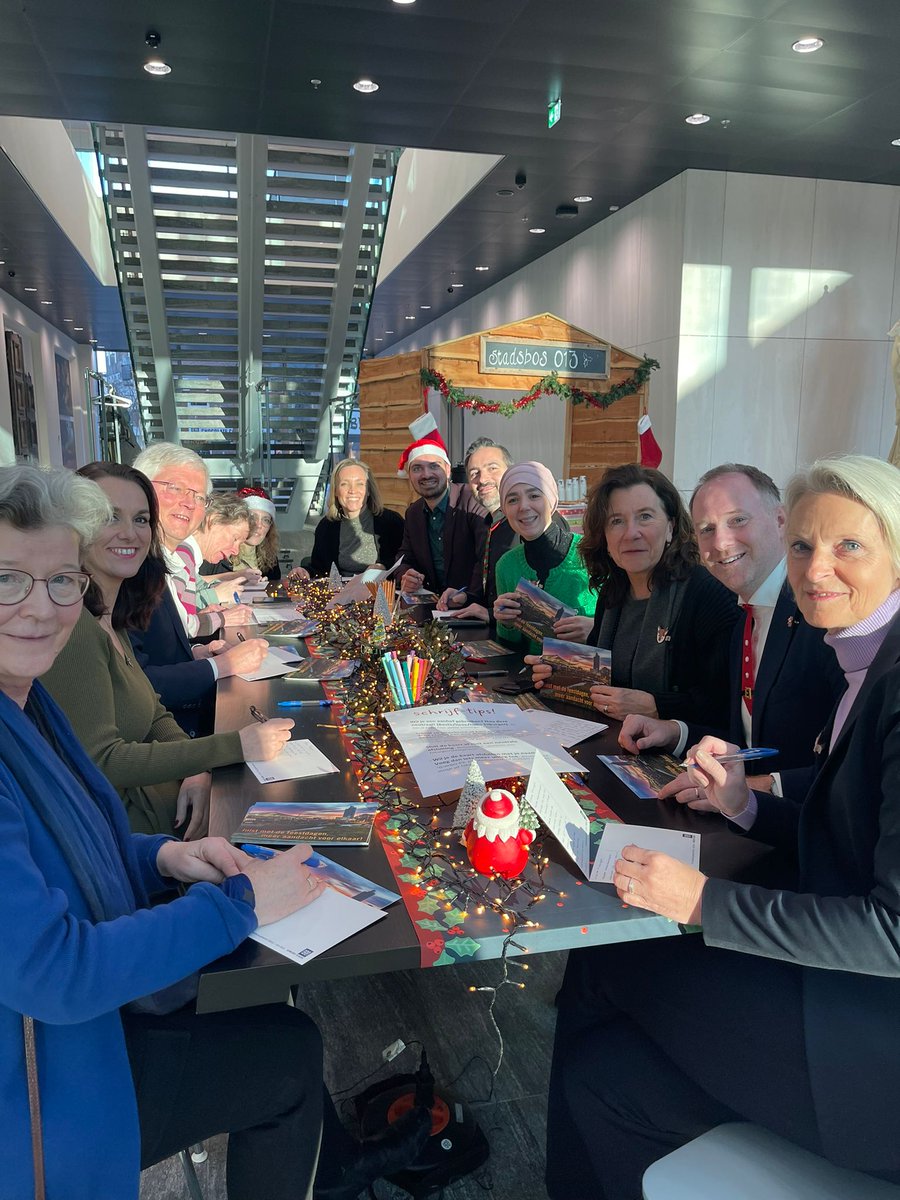 basvanderpol's tweet photo. Kerstkaarten schrijven aan onze inwoners. In bijzonder mensen die zich eenzaam voelen. Ondertussen praatje maken en terugblikken op het jaar met collega's en bezoekers. Iedereen is vandaag welkom op het Stadhuis voor een drankje, kaartje en praatje☃️🎄✨️🎁 #meervoorelkaar https://t.co/dg2QHDq5M1