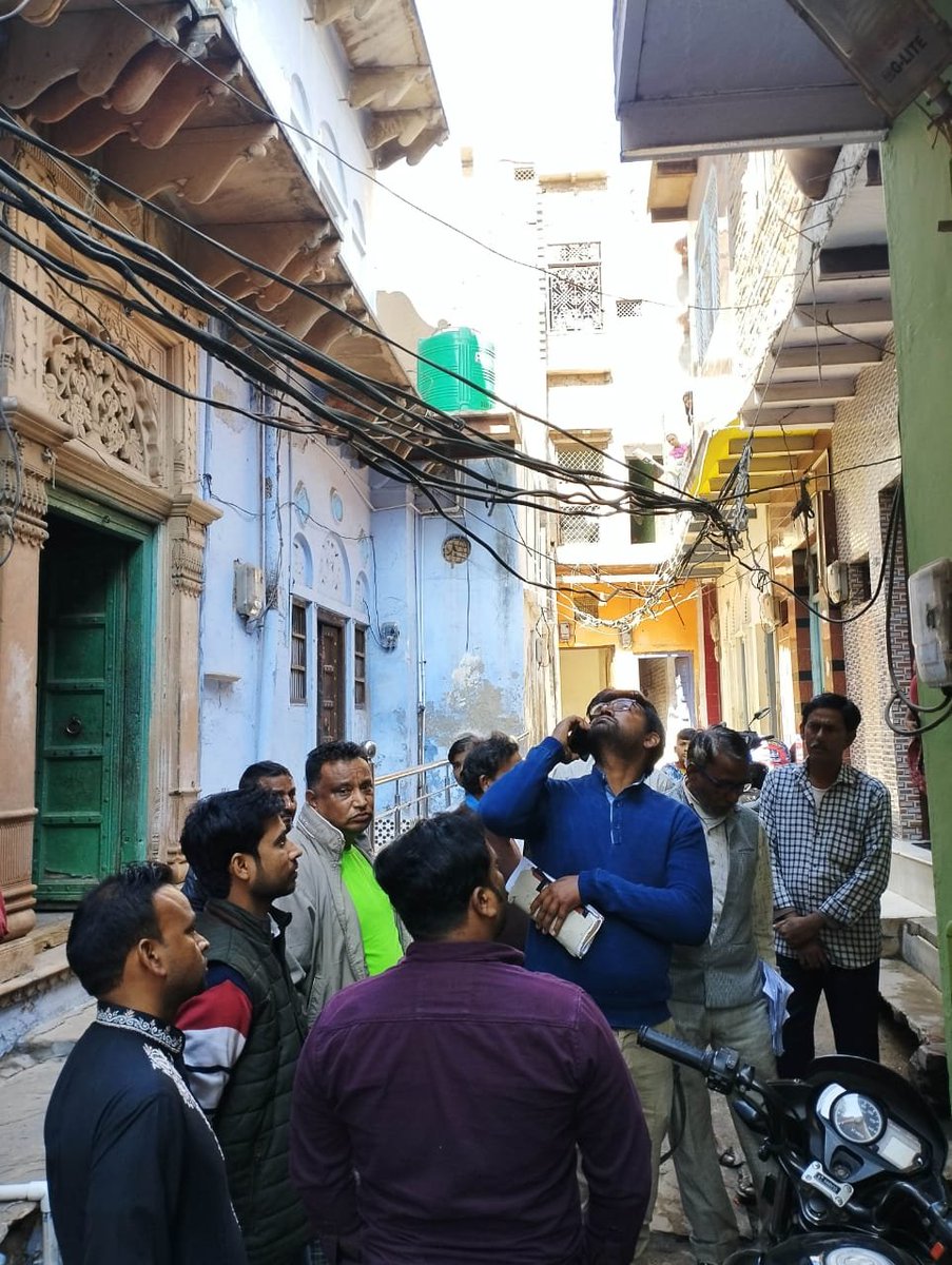 dvvnlmathura1's tweet photo. शहरी विद्युत उपकेंद्र आकाशवाणी के अंतर्गत आज  उपखंड अधिकारी विकास शर्मा के निर्देशानुसार अवर अभियंता दीपक मद्धेशिया और नोडल अधिकारी जितेंद्र सिंह की टीम ने स्वामी घाट क्षेत्र में Low Consumption Bill और DC कनेक्शन की री चेकिंग की। @aksharmaBharat https://t.co/myqzETtVGF