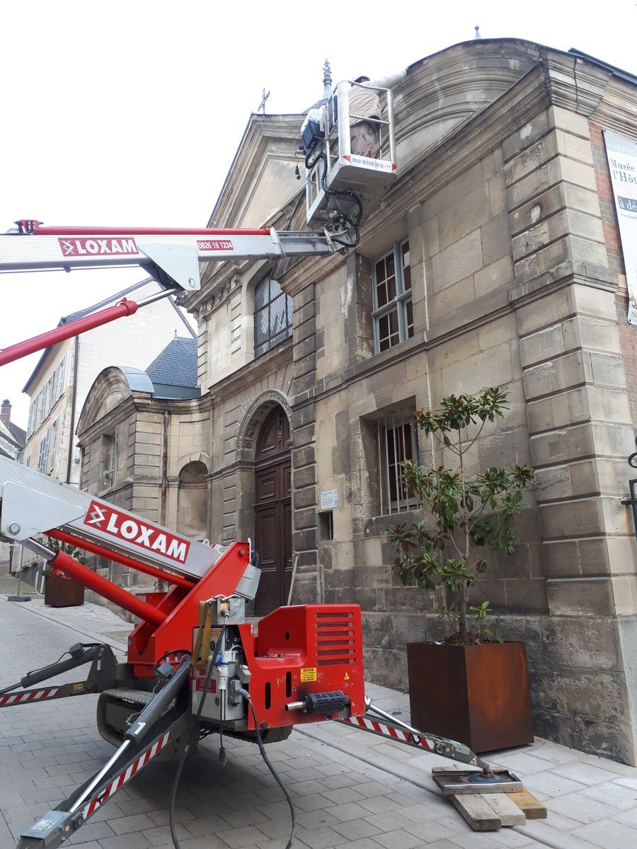 #CalendrierdelAvent de <a href="/lHotelDieu/">Hôtel-Dieu de Château-Thierry</a> 19🎁. 1ère étape du nettoyage de la façade de la #chapelle du 17e en cours. 
Continuez à soutenir le projet de sauvegarde du musée via la <a href="/fond_patrimoine/">Fondation du patrimoine</a>  : fondation-patrimoine.org/les-projets/l-…
<a href="/CARCThierry/">Communauté d'Agglomération de la région de Château</a> #missionbern #MonumentHistorique #aisne