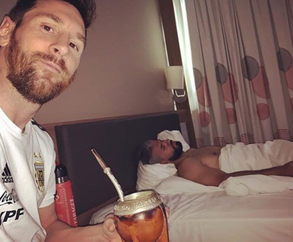🇦🇷 El Kun Agüero se sumó a la concentración argentina y se quedará allí de cara a la final con Francia. Volverá a compartir habitación con su inseparable amigo Lionel Messi. Pero qué lindo… 🥹❤️