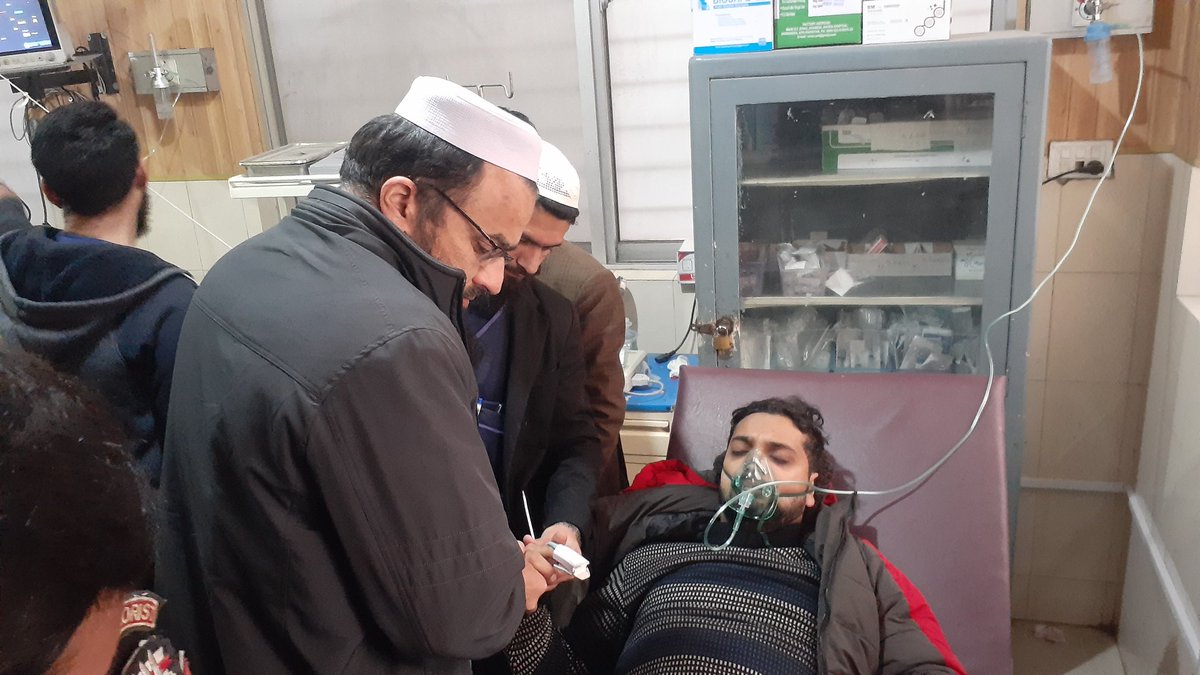 ath_abbottabad's tweet photo. ڈونگہ گلی نجی ہوٹل کے کمرے میں کوئلہ کہ گیس لگنے سے 5 دوست دم گھٹنے سے بے ہوش ہونے کا افسوس ناک واقعہ
اے ٹی ایچ ایمرجنسی کے تمام ڈاکٹرز نرسزز اور دیگر تمام تر عملہ فرنٹ لائن پر موجود۔ترجمان ATH
تمام تر بے ہوش افراد کاہسپتال کی ایمرجنسی میں علاج جاری ہے۔ترجمان ATH
@Jhagra https://t.co/IPid5fcPh0