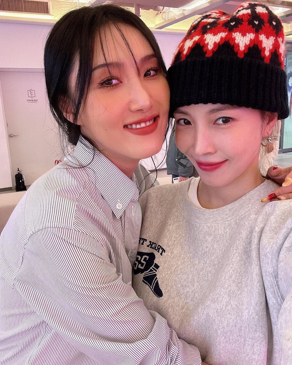 BoABrasil_'s tweet photo. [📸] 16.12.22 | Atualização de #BoA no Instagram com #Hwasa do #MAMAMOO 🤍 https://t.co/UrSzfqNfpy