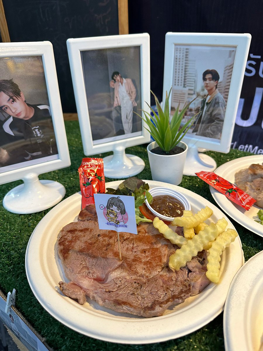CHENCHENPPE's tweet photo. 20221216 Food car supports Perth

 Mix Chicken🐔 /Pork🐷 /Beef🐮
 ×100 copies

@perthppe Eat more! You are too thin!🤣😘love u
#PerthTanapon 
#KDPPE
I'm looking forward to your Chopper.🖤🌹🥰

Thank u🙏🏻
@AllAroundPerth
@lamunlin1988 https://t.co/zaXnR4MAQi