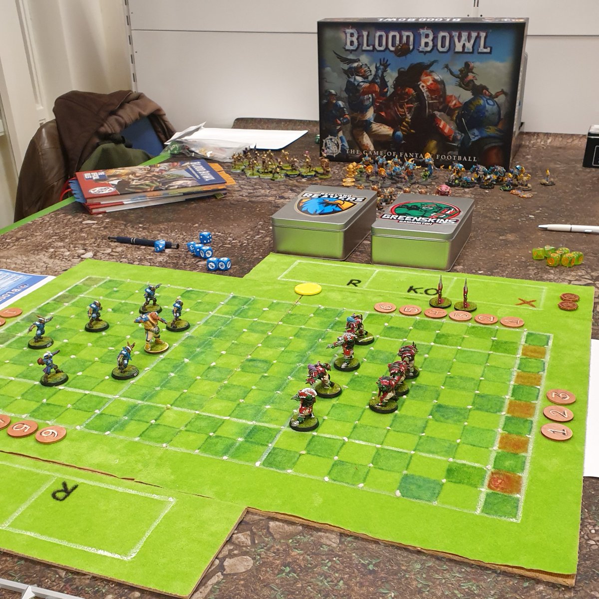 De Leiden Blood Bowl League organiseert op zaterdag 28 januari van 13:00 tot 17:00 uur een tweede introductiedag voor Blood Bowl Sevens bij de #Tafelridder in Leiden! Speciaal voor diegenen die het spel eens willen proberen of de ervaren coach die graag een oefenwedstrijd speelt!