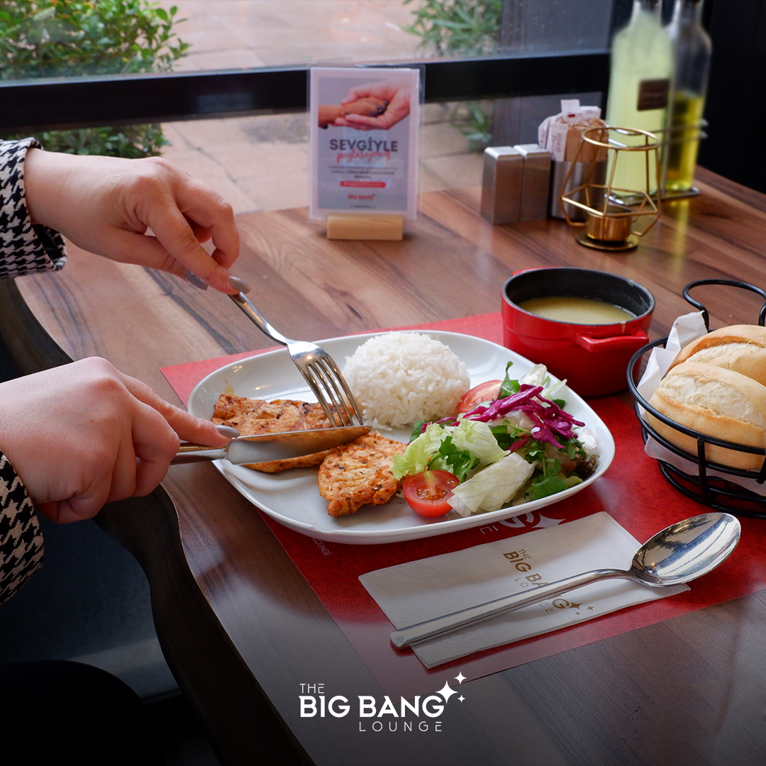 Big Bang sizi ‘acaba bugün öğle yemeğinde ne yesem? derdinden kurtarıyor.
Yemeğiniz biter bitmez taze çayınızı yudumlayabileceğiniz aynı zamanda işinize de devam edebileceğiniz nezih bir ortam arıyorsanız adresimiz belli.
Öğlen 12:00 - 14:00 saatleri arasında hemen gelin!