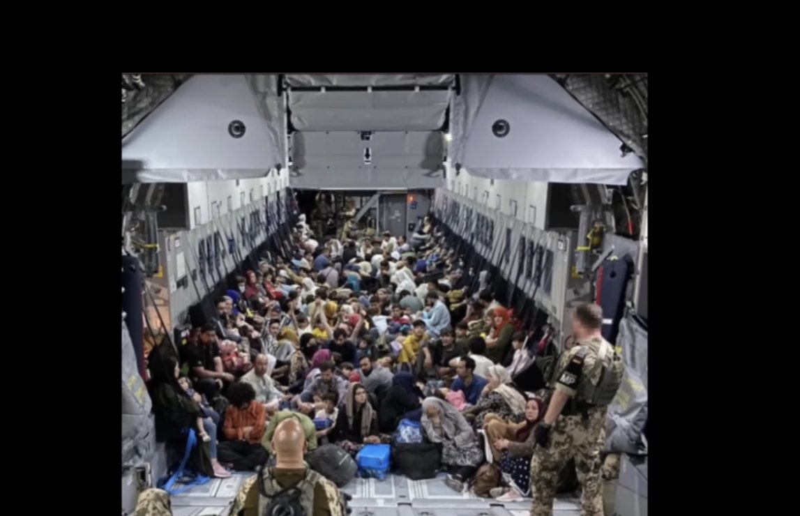 CandiLCabral's tweet photo. #PrinceHarryisaLiar , since you don't seem to understand the difference. The second picture is a freedom flight. You were on a toxic, non-eco-friendly spoiled brat flight.

#PrinceHarryisJealous 
#MeghanandHarryNetflixLies https://t.co/reVRWlqBcS