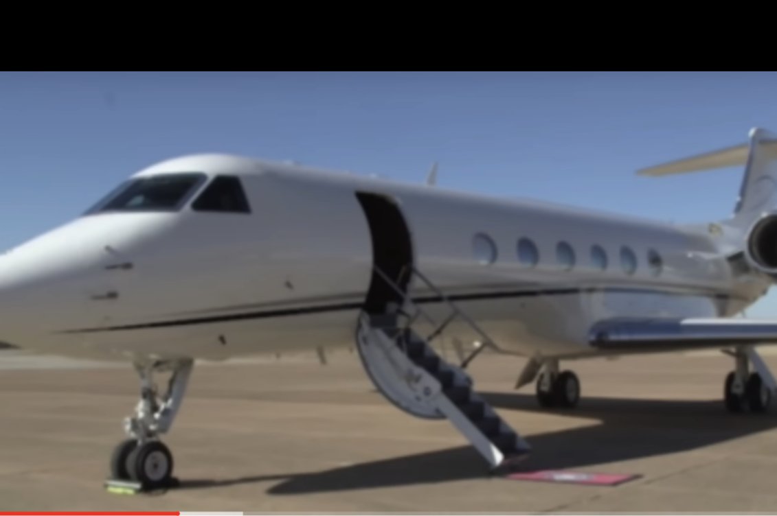 CandiLCabral's tweet photo. #PrinceHarryisaLiar , since you don't seem to understand the difference. The second picture is a freedom flight. You were on a toxic, non-eco-friendly spoiled brat flight.

#PrinceHarryisJealous 
#MeghanandHarryNetflixLies https://t.co/reVRWlqBcS