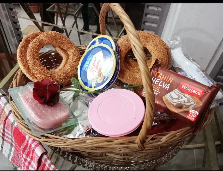 🌹Simidimiz var çayımız var, kahvaltıya çat kapı gelenimiz var🌹AK Parti Araklı İlçe Kadın Kolları Yönetim Kurulu Üyeleri;“ Her hafta bir kahvaltı “programı kapsamında Neşe Bektaş’ın misafiri oldular. Hoş sohbeti ve misafirperverliği için kendisine teşekkür ederiz
@akkadintrabzon