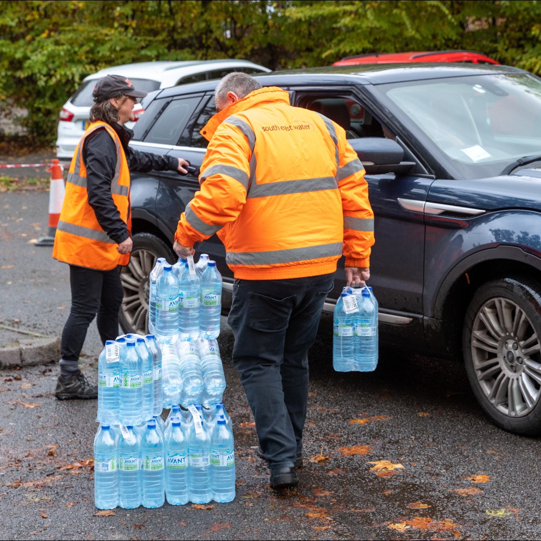 sewateruk's tweet photo. We’re opening a bottled water station at Tesco Superstore, Woodsgate Corner, Pembury, Tunbridge Wells TN2 4NE, for customers without water. The bottled water station will be open from 11:30am to 6pm this evening.
https://t.co/rko9A4rsH9
#SouthEastWater💦#SEWServiceUpdates https://t.co/QJgNEfM2Sm