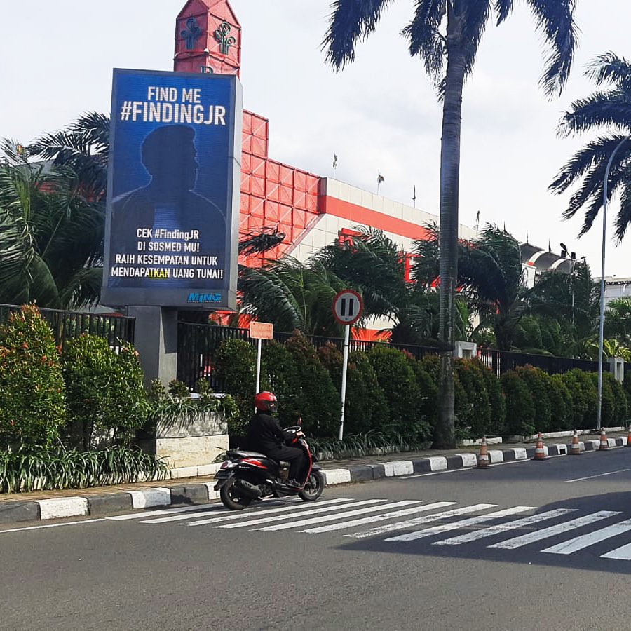 Heboh bgt di sosmed pd bahas #FindingJR, ya pantes total hadiahnya 100 jt!

Fokus mantau hashtagnya di sosmed deh dri tgl 16-18 des, biar dpt kata2nya trus jadiin kalimat, jgn lupa post di IG Feed foto momen waktu cari clue, kasih jwbn di caption &amp; hashtag #FindingJR, Gutlak!