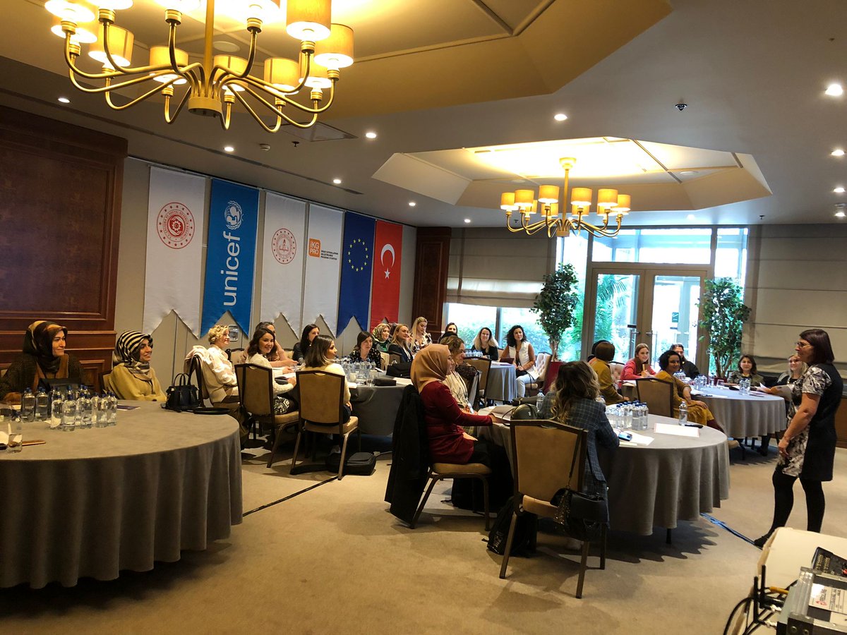 ECEerkenegitim's tweet photo. Herkes için eğitim zamanı!✍️“Erken Çocukluk Eğitiminde Kalite ve Erişimin Arttırılması Projesi” kapsamında kapsamında ülkemizin çeşitli illerinden gelen 200 öğretmen 13-16 Aralık 2022 tarihleri arasında Ankara’da ‘Okul Öncesi Eğitim Programı Eğitici Eğitimi’ne katılım sağladılar. https://t.co/FoNGwj2fED