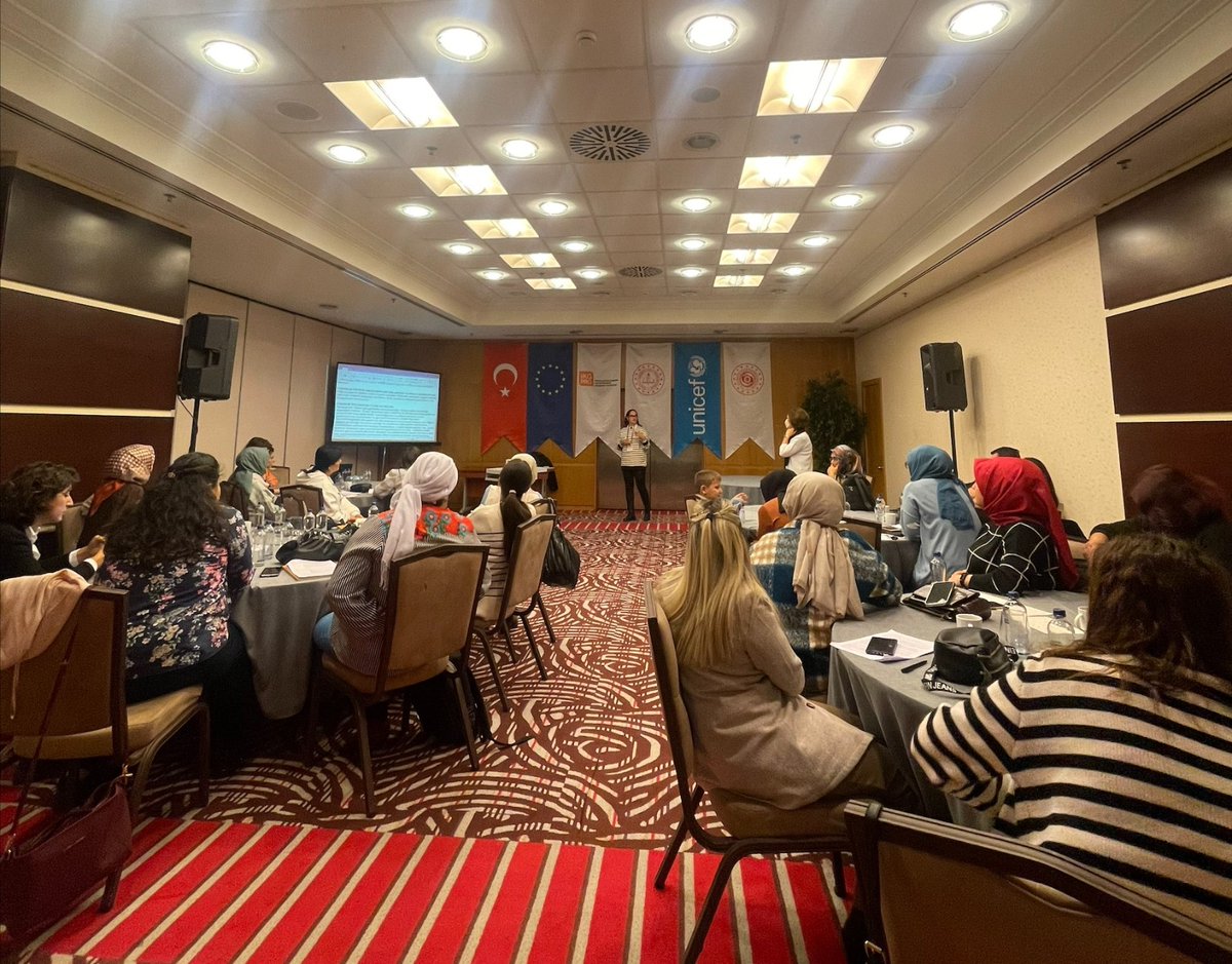 ECEerkenegitim's tweet photo. Herkes için eğitim zamanı!✍️“Erken Çocukluk Eğitiminde Kalite ve Erişimin Arttırılması Projesi” kapsamında kapsamında ülkemizin çeşitli illerinden gelen 200 öğretmen 13-16 Aralık 2022 tarihleri arasında Ankara’da ‘Okul Öncesi Eğitim Programı Eğitici Eğitimi’ne katılım sağladılar. https://t.co/FoNGwj2fED