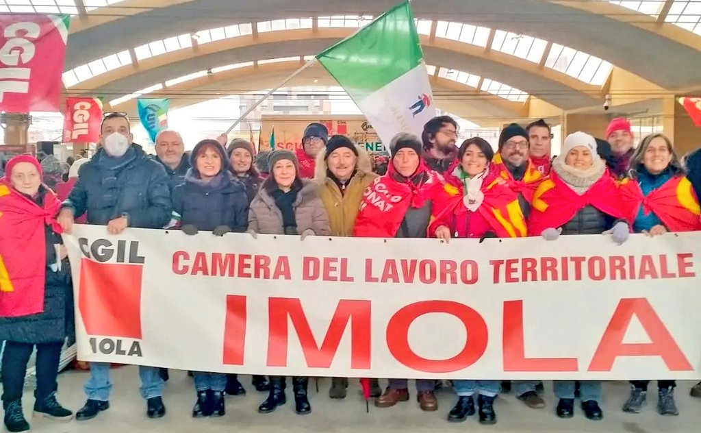 CgilImola's tweet photo. 🚩✊️ Una bella piazza piena di persone determinate a rivendicare diritti e difendere valori 
#scioperogenerale
#cgil #uil https://t.co/5tlLBCS7Yd