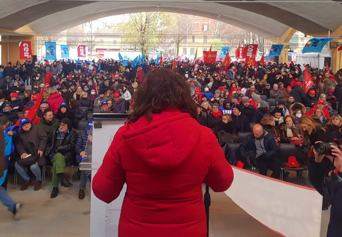 CgilImola's tweet photo. 🚩✊️ Una bella piazza piena di persone determinate a rivendicare diritti e difendere valori 
#scioperogenerale
#cgil #uil https://t.co/5tlLBCS7Yd