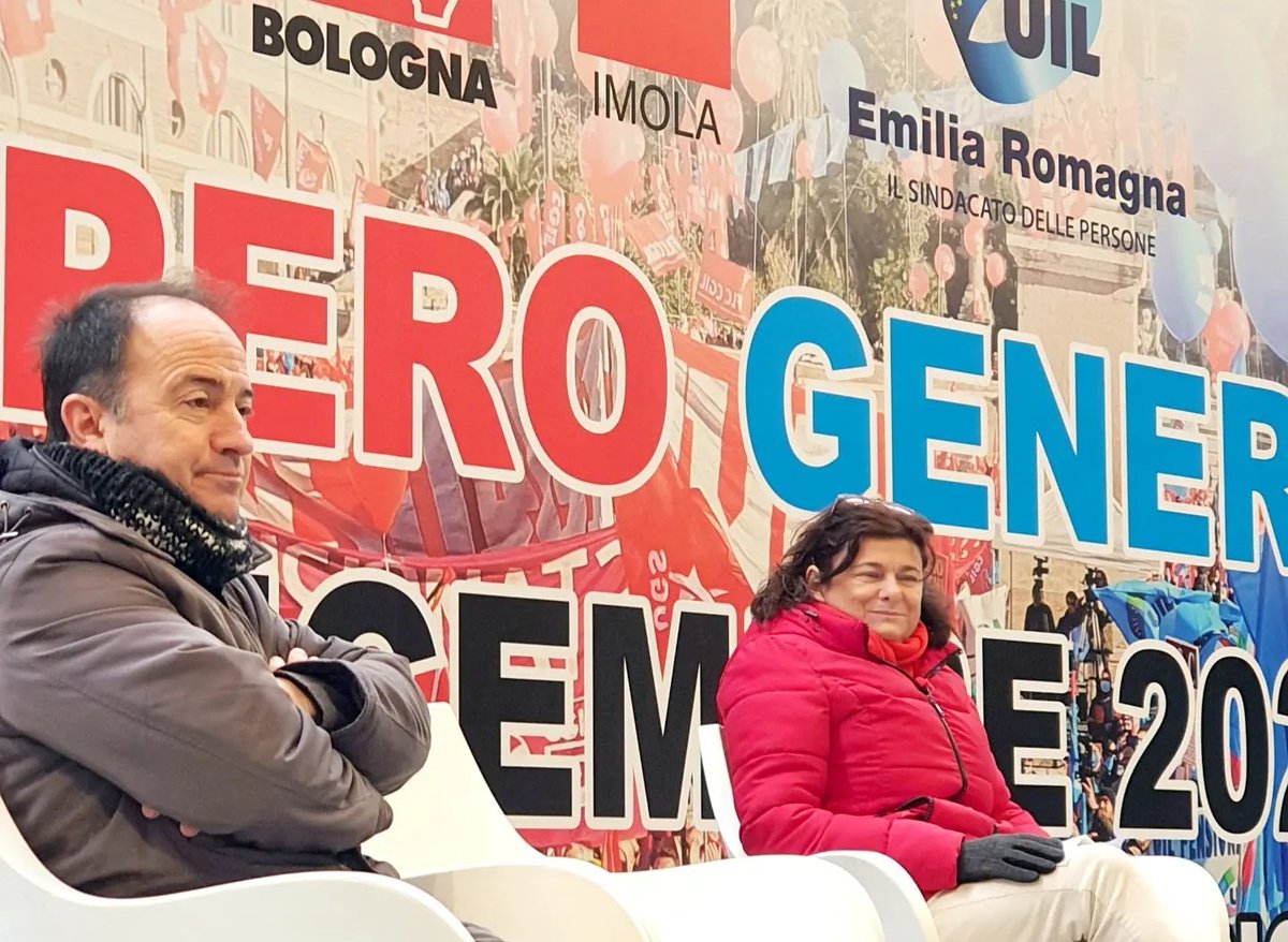 CgilImola's tweet photo. 🚩✊️ Una bella piazza piena di persone determinate a rivendicare diritti e difendere valori 
#scioperogenerale
#cgil #uil https://t.co/5tlLBCS7Yd
