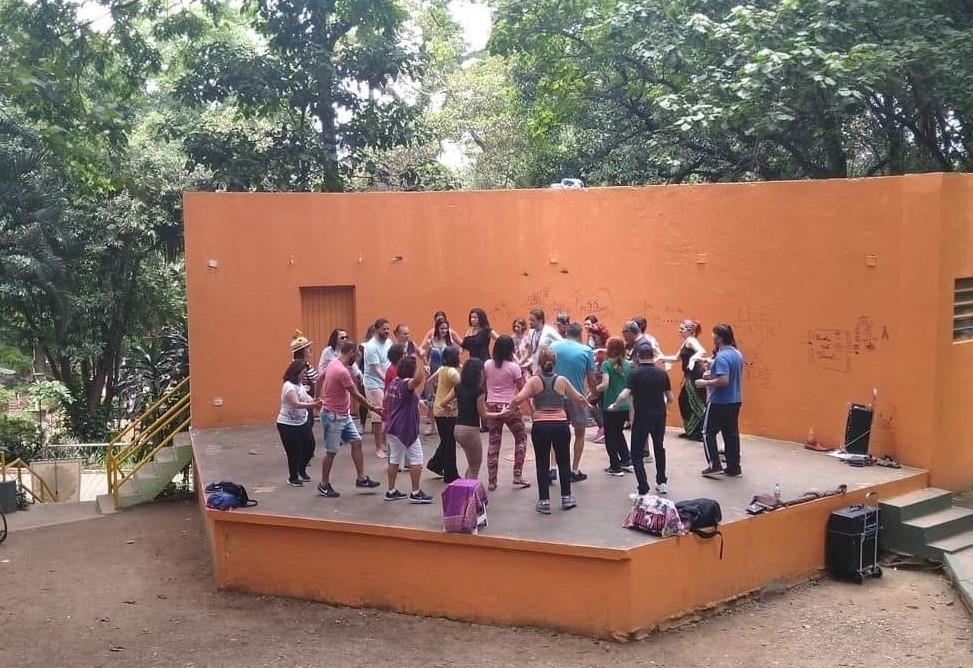 guarulhosonline's tweet photo. Última Oficina de Danças Circulares do ano será realizada neste domingo no Bosque Maia. #bosquemaia #guarulhos #Oficinasabertasdedançascirculares #PrefeituradeGuarulhos

https://t.co/j39D0CKw6g https://t.co/23UvjiyKti