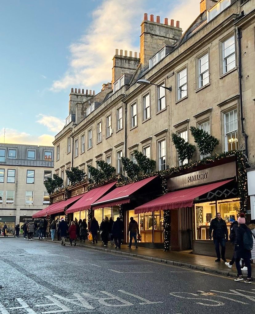 With just under 10 days until Christmas the countdown is on! HAPPY FRIDAY EVERYONE! 🎄
.
.
#bath #bathuk #somerset #pulteneystreet #visitbath #explorebath #yourbathcity #christmas #christmasinbath #bluesky #accountants #accountantsinbath #christmasdecoration