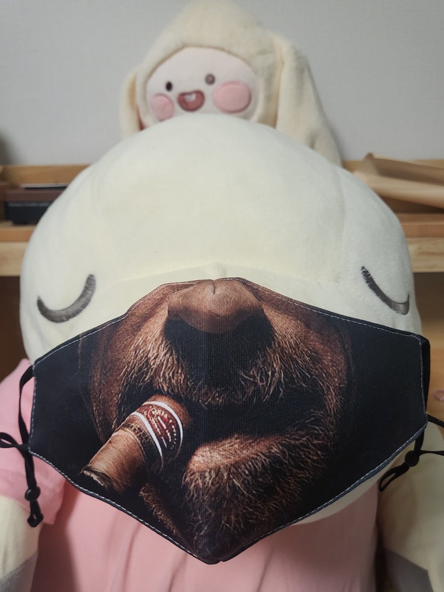 spring_danielK's tweet image. 2022.12.16
메이크스타 대면 팬싸
남팬에게 사랑고백한 강다니엘에게
사랑받고 싶어서 남자 하관 마스크를 준비함

원래는 평범한 수염 마스크를 주문하려고 했으나 평범해서 그런지(?  품절!!!!

날짜가 얼마 안남은 관계로 차선으로 주문!

그.러.나!!!!
실물은 산적 같은...아저씨가 오심😱

(타래)