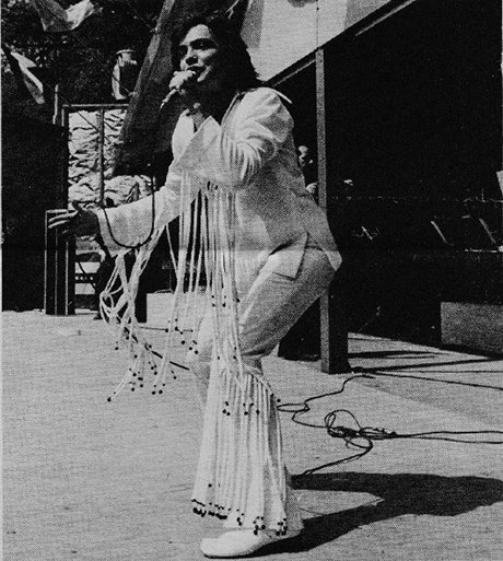 jessbythebsb's tweet photo. #FlashbackFriday 
David in concert May 15th 1971, at Edgewater amusement park, Detroit Michigan.. oh our hearts 😍💖💖💖💖💖 #DavidCassidy #loveyoudavid #70sconcerts #thatoutfitthough #beautifulperformer #sweetvoice https://t.co/WjqjHAZy0y