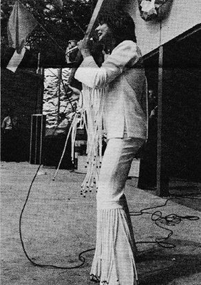jessbythebsb's tweet photo. #FlashbackFriday 
David in concert May 15th 1971, at Edgewater amusement park, Detroit Michigan.. oh our hearts 😍💖💖💖💖💖 #DavidCassidy #loveyoudavid #70sconcerts #thatoutfitthough #beautifulperformer #sweetvoice https://t.co/WjqjHAZy0y