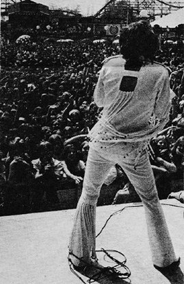 jessbythebsb's tweet photo. #FlashbackFriday 
David in concert May 15th 1971, at Edgewater amusement park, Detroit Michigan.. oh our hearts 😍💖💖💖💖💖 #DavidCassidy #loveyoudavid #70sconcerts #thatoutfitthough #beautifulperformer #sweetvoice https://t.co/WjqjHAZy0y