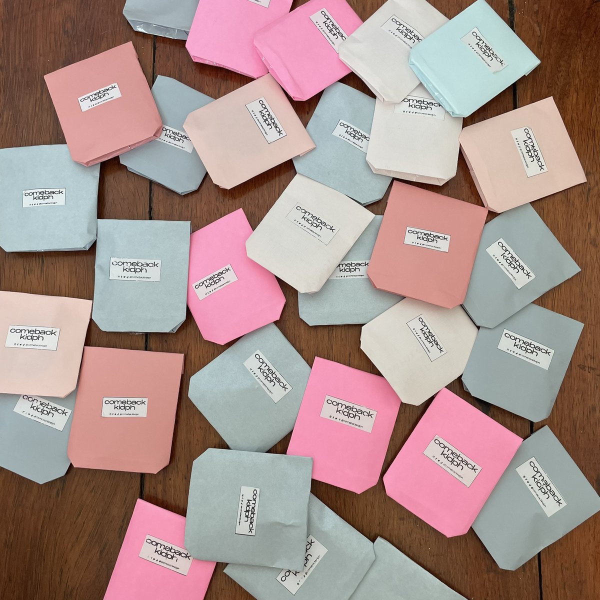 comebackkidph's tweet photo. seventeen keychains FREEBIES for tomorrow — BOYFRIEND AND BABY PICTURES 🤍🥰

💎 Just RT this tweet and say hi when
you see us tomorrow!
💎 Time &amp; location TBA

#BeTheSuninBULACAN
#BETSinBulacan #BeTSBulacan

See you, comeback kids! https://t.co/c1aoenpncL