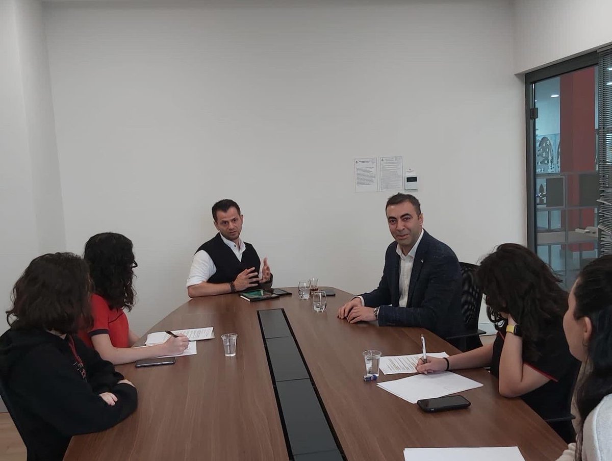 Genel Müdürlüğümüz Liseler Direktörü Sayın Yahya Cemali ve Uygulamalı Dersler Direktörü Sayın Ersen Türk okulumuzu ziyaret ederek arkadaşlarımızla Tema-Theme okul dergimiz için “sürdürülebilirlik” konulu röportaj gerçekleştirdiler. Kendilerine katkılarından dolayı teşekkür ederiz