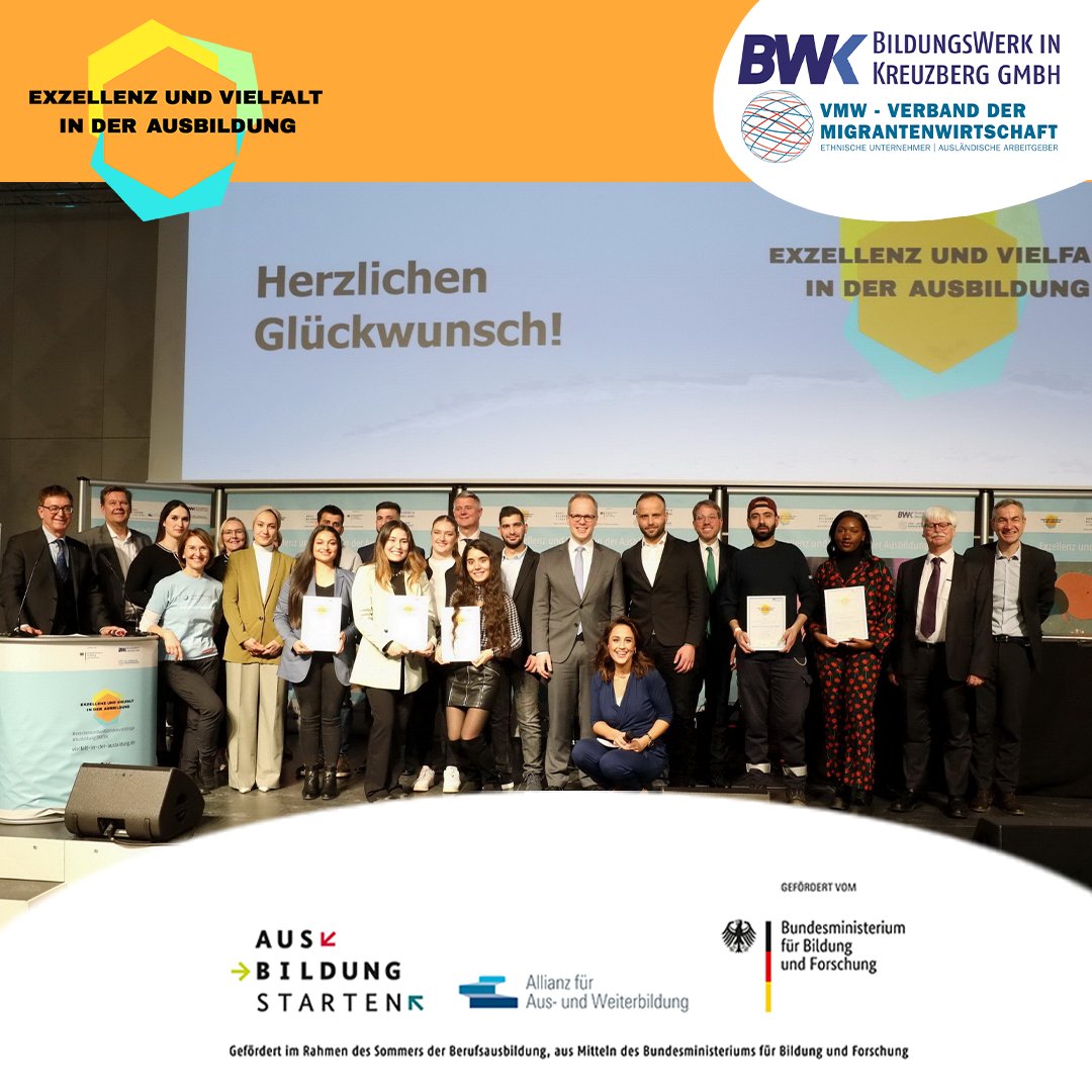 Mit strahlenden Gesichtern und sichtlich gerührt stellten sich die prämierten erfolgreichsten Ausbildungsabsolvent*innen mit Migrationshintergrund des Projektes ,,Exzellenz und Vielfalt in der Ausbildung" (EuVidA) zum Gruppenbild mit Laudatoren auf. 
#AusbildungSTARTEN