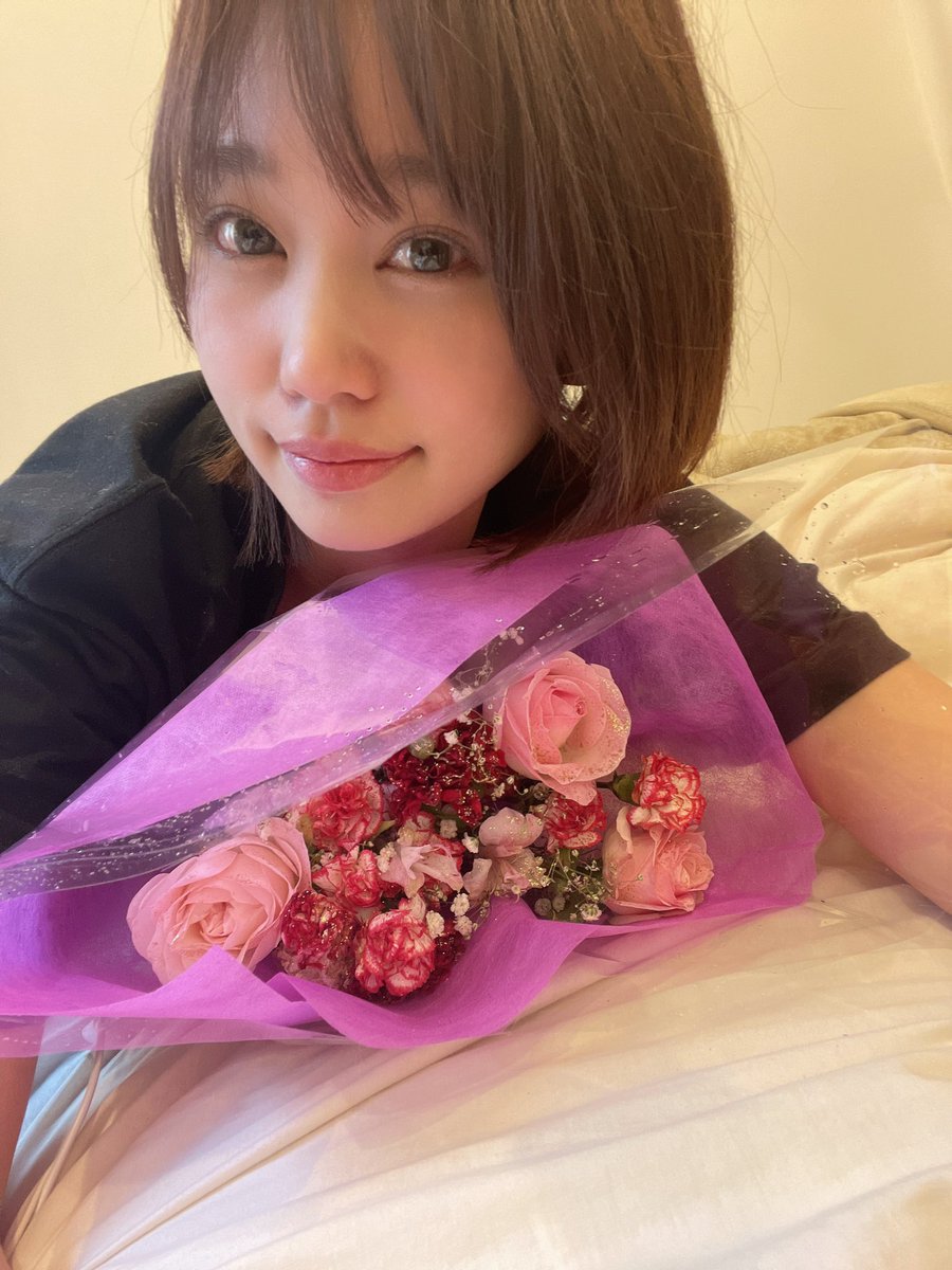 昨日お花もらったかわいい💐
たくさんおめでとう言ってくれてありがとう🥰 https://t.co/v4wN9aPldQ