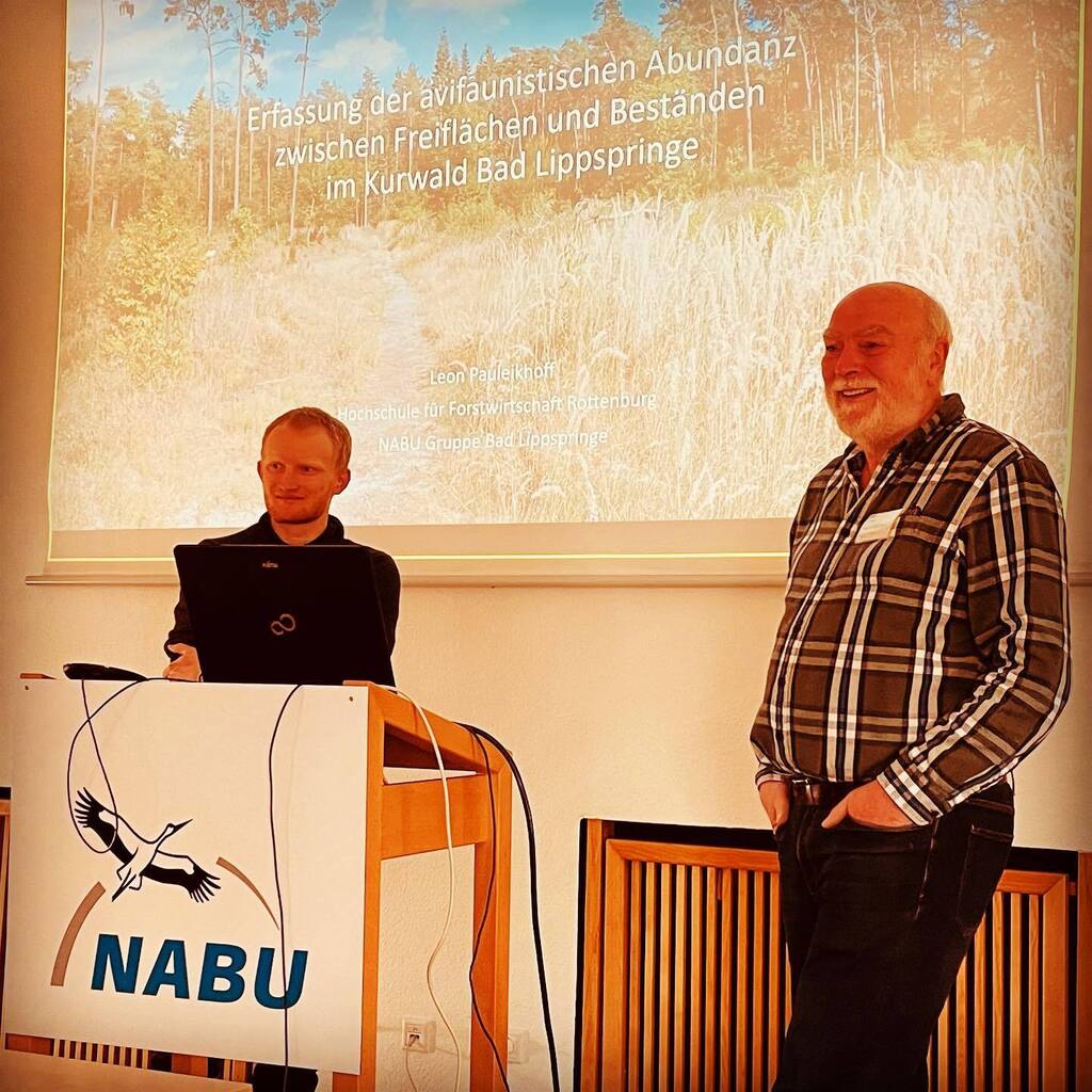 HenningSchwarze's tweet photo. Interessanter Vortrag zur #Avifauna in #BadLippspringe, dessen Empfehlungen sich allein aufgrund der geographischen Gegebenheiten natürlich auch für die Gemeinde #Schlangen eignen. #senneteutoegge #Heilwald #NABU https://t.co/tvlDy7ATyW https://t.co/rQPxh5A2u9