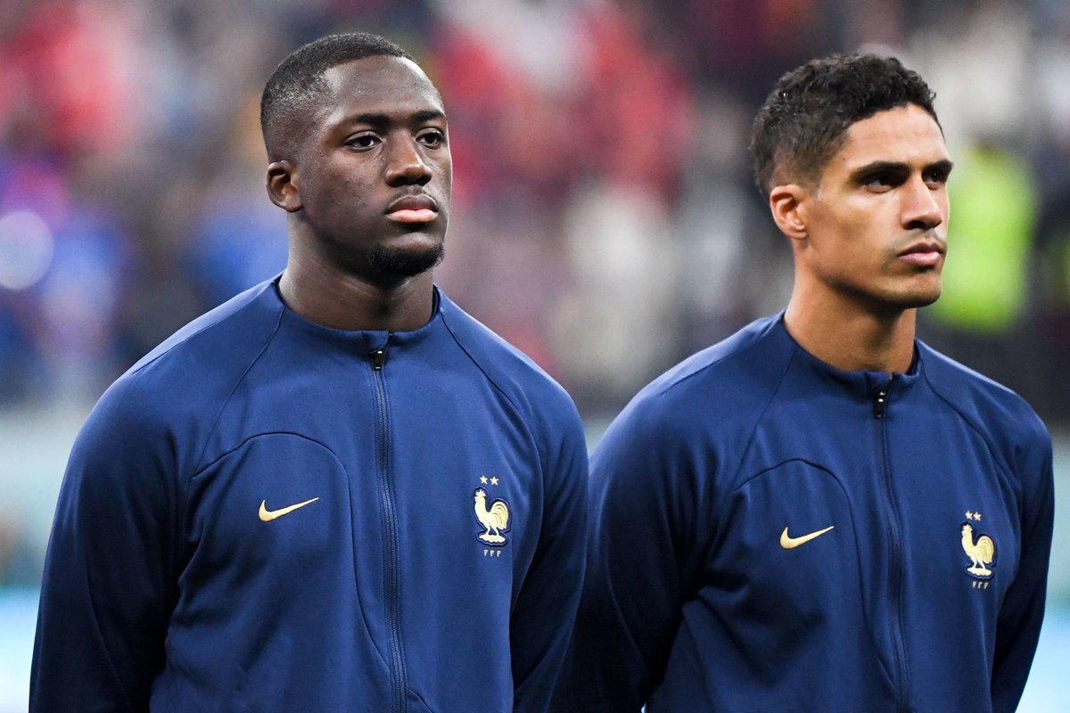 ActuFoot_'s tweet photo. 🚨 Raphaël Varane et Ibrahima Konaté ont pris froid. 

Pas d’inquiétude pour le moment mais le staff des Bleus va surveiller leur état de très près. 

(@FabriceHawkins / @RMCsport) https://t.co/SMjZbvpJwm